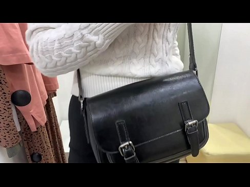 ❤️ 試着室でディルドを使った若い雌犬フェラルベリーの公開オナニー ❤️❌ スーパーセックス ❌️